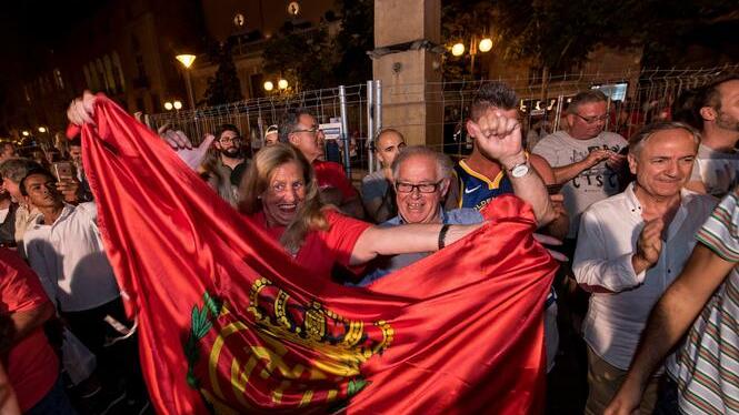 L’afició del Mallorca envaeix la plaça les Tortugues de Palma per celebrar l’ascens