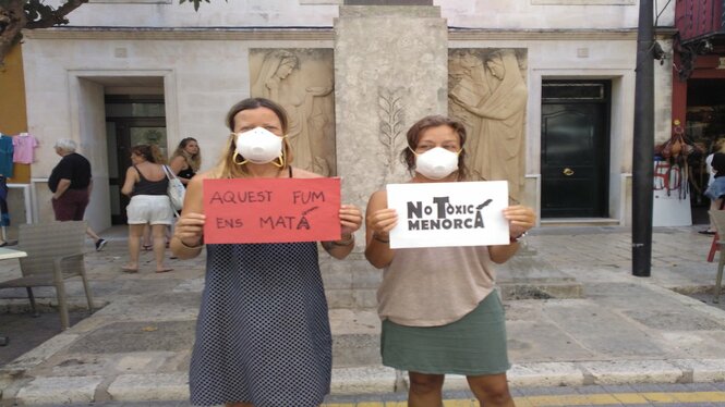 Una vintena de manifestants protesten contra les emissions de la central tèrmica de Maó