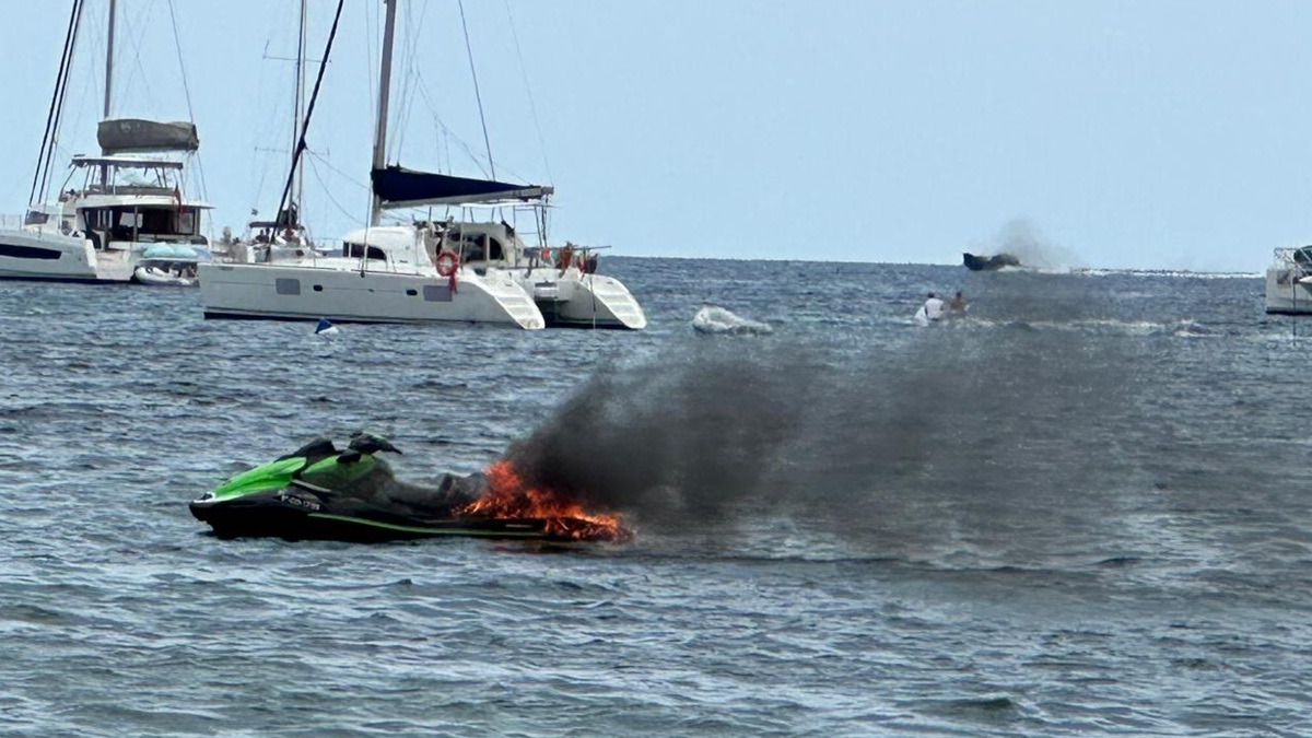 Tancada al bany la platja de Talamanca per l’incendi d’una moto aquàtica