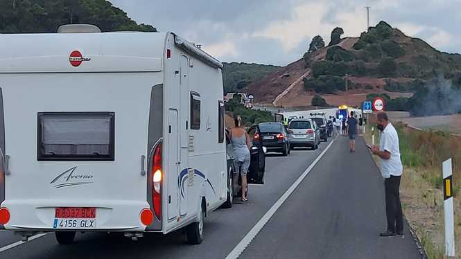 Un camió tràiler bolca a la carretera de Menorca i provoca embossos quilomètrics