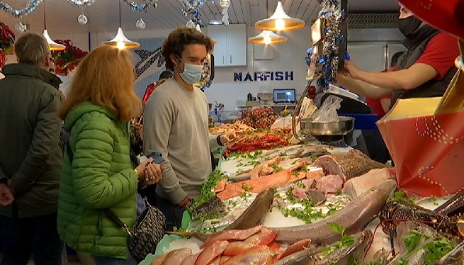 Bona afluència al Mercat Nou pels sopars de Nadal