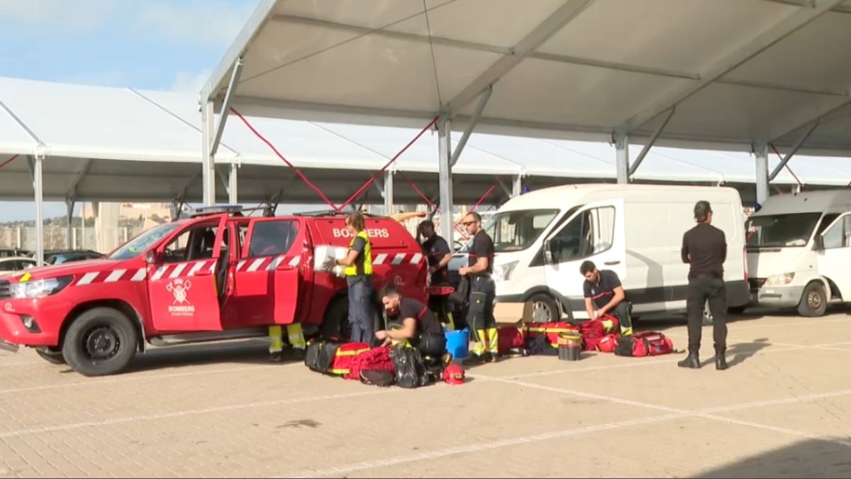 Cinc vehicles d’emergències d’Eivissa i Formentera embarquen cap a València