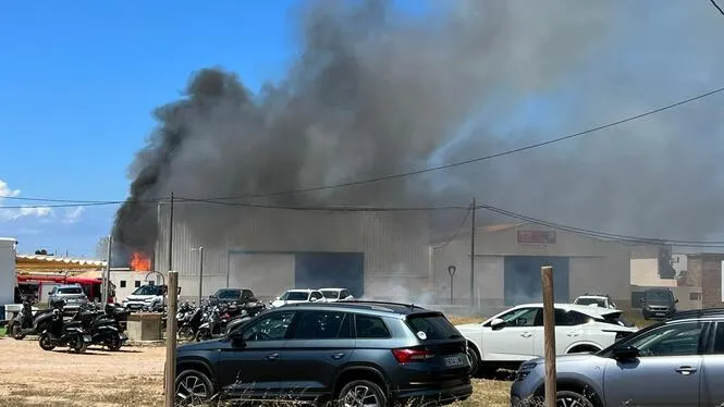 Un incendi crema una nau de la zona industrial de Formentera