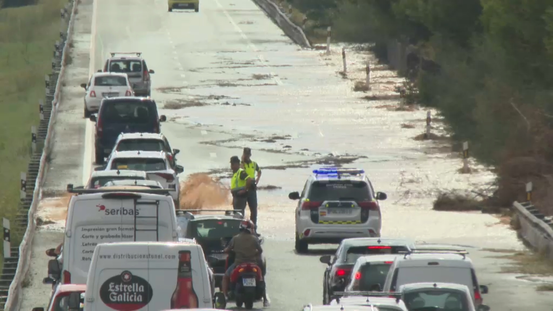 Carreteres i locals negats per la barrumbada d’aigua i calabruix al Raiguer