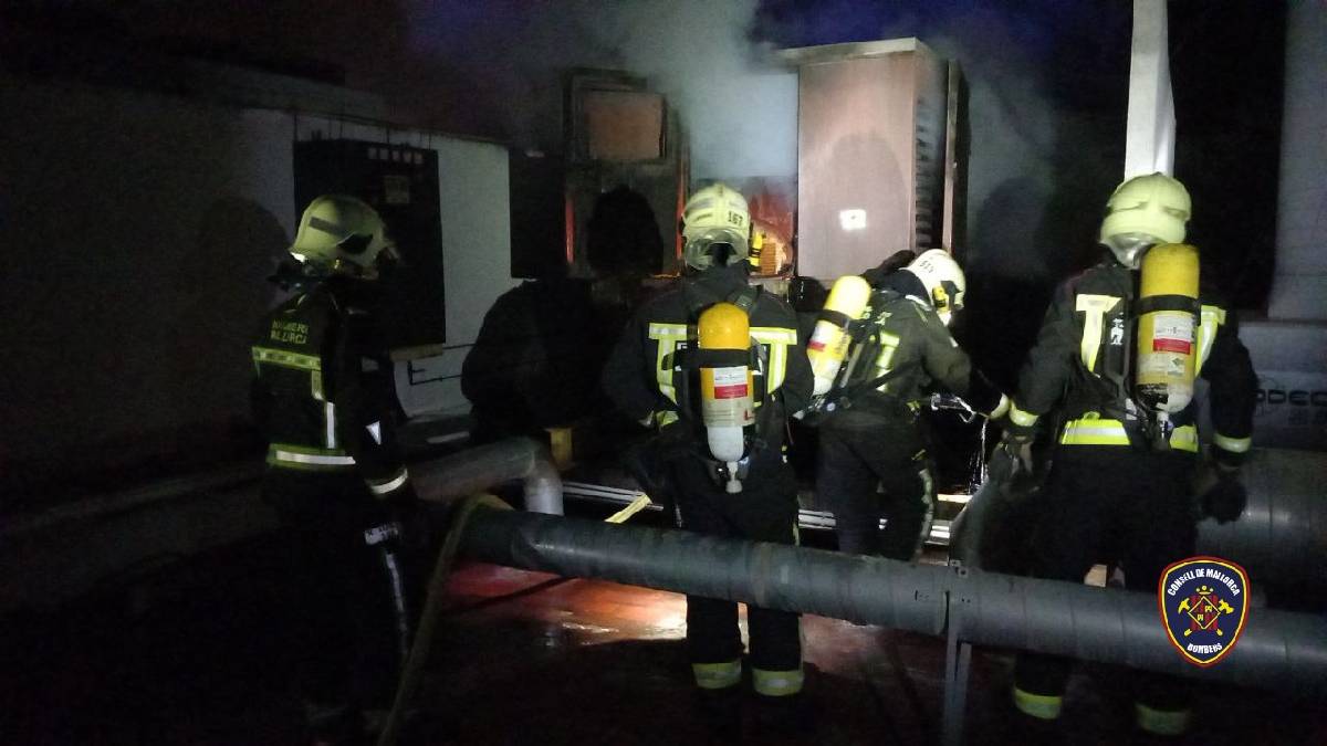 Incendi en un grup electrogen d’un hotel a Platja de Muro
