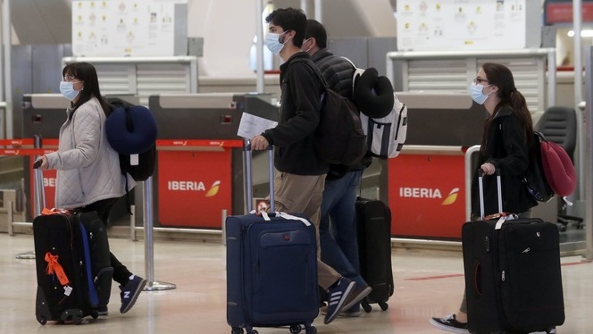 73 països posen restriccions o controls a les persones que viatgen des d’Espanya