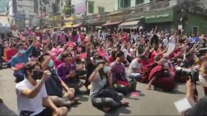 Milers de persones es manifesten a Birmània en contra del cop d’Estat