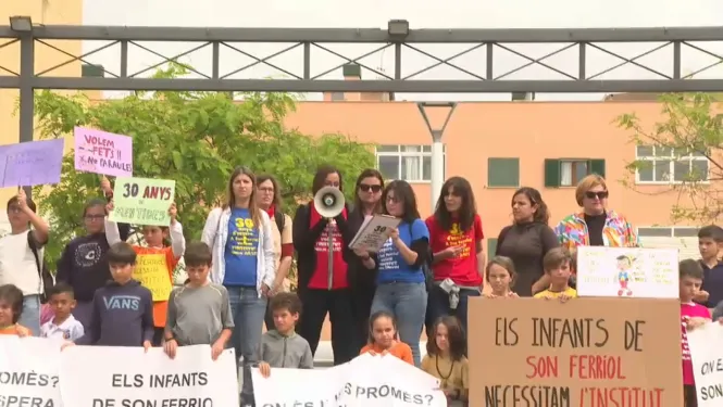 Un centenar de persones es manifesten a Son Ferriol per demanar rapidesa en la construcció de l’institut