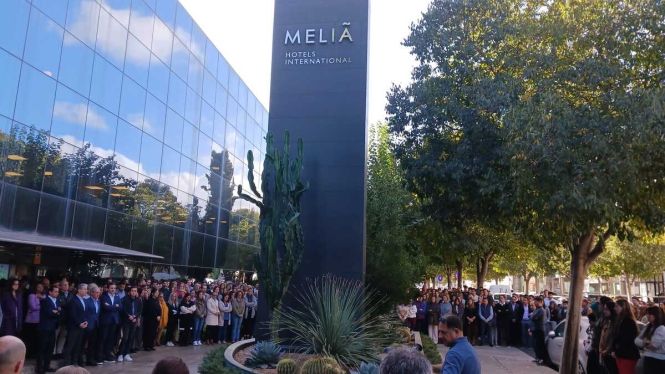 Minut de silenci dels treballadors de Melià Hotels a la seu de Palma