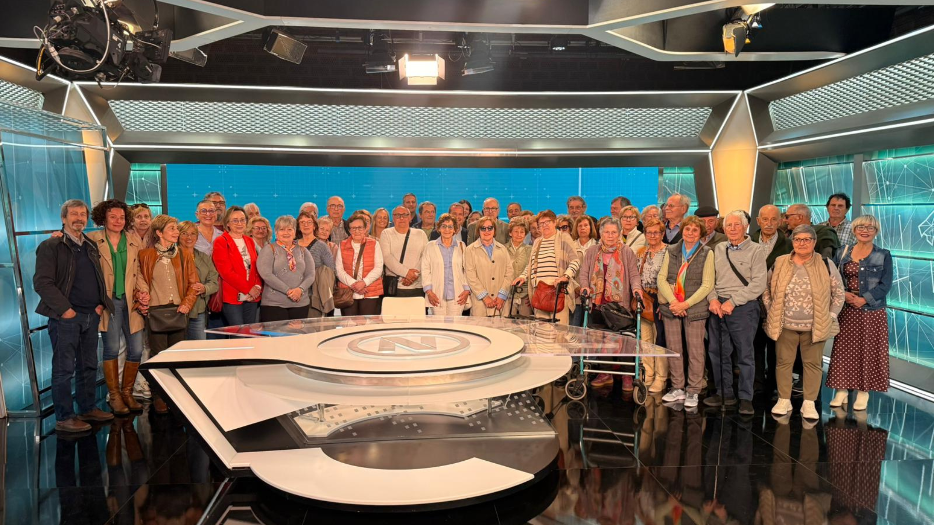 IB3 rep la primera visita guiada per a la gent gran amb la participació d’autoritats del Consell de Mallorca