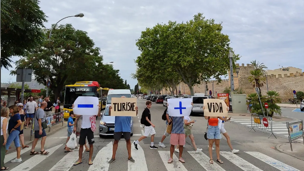 Protesta contra la saturació turística a Alcúdia