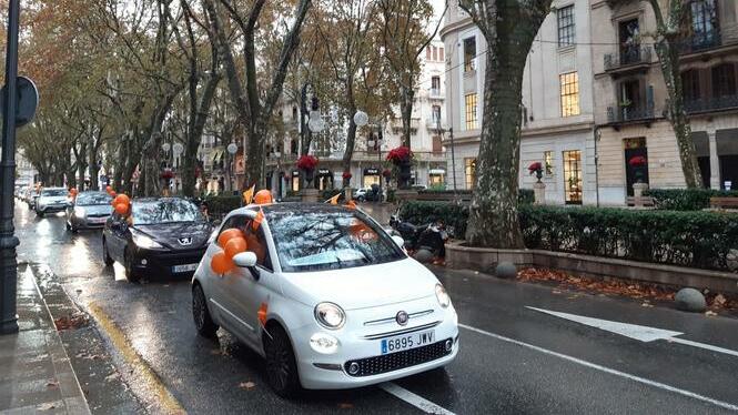 Uns 350 cotxes es manifesten a Palma contra la Llei Celaá