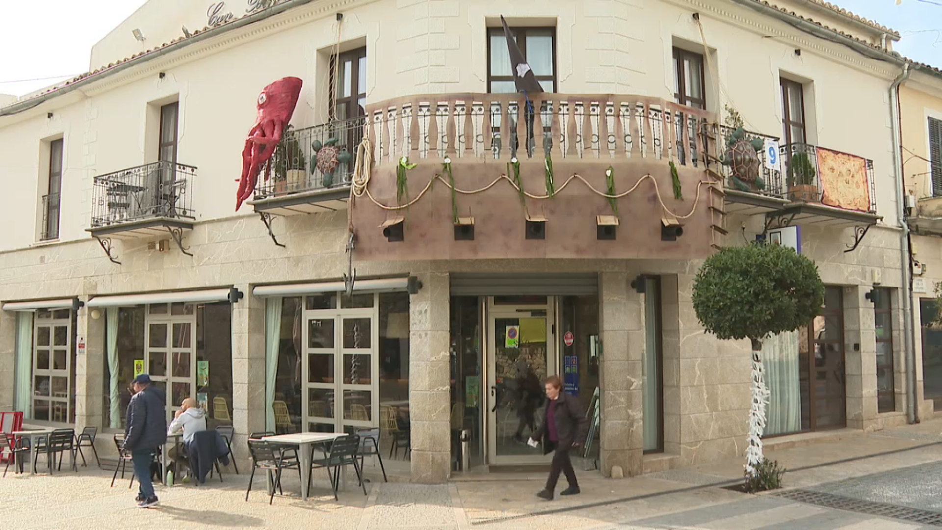 Façanes i comerços de Lloseta s’engalanen per la rua