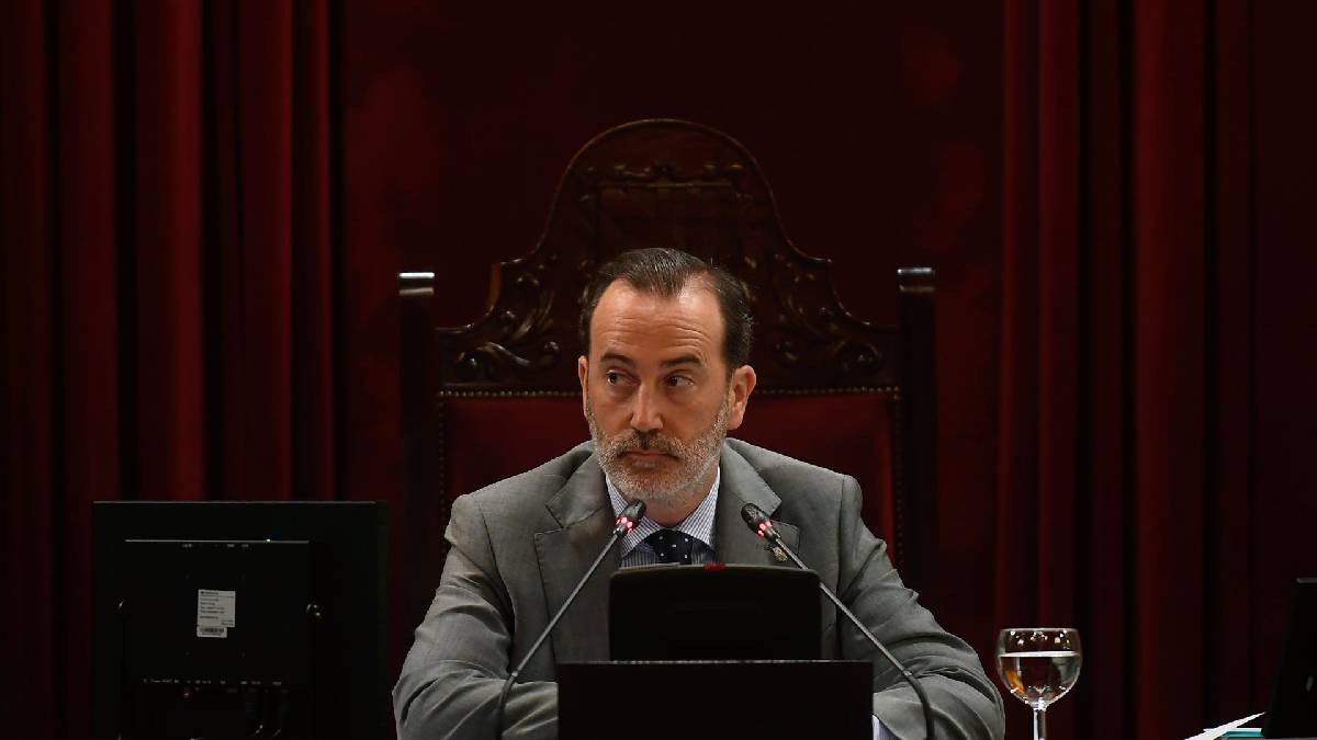 La Mesa activa el procés per a votar la suspensió de Le Senne com a president del Parlament