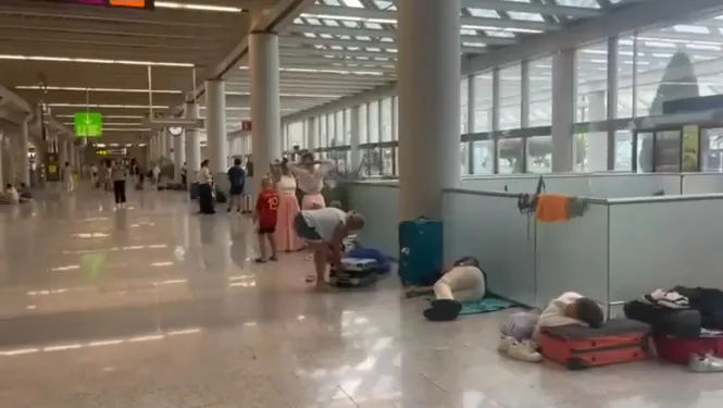 Els aeroports de les Balears intenten recuperar la normalitat després de la DANA