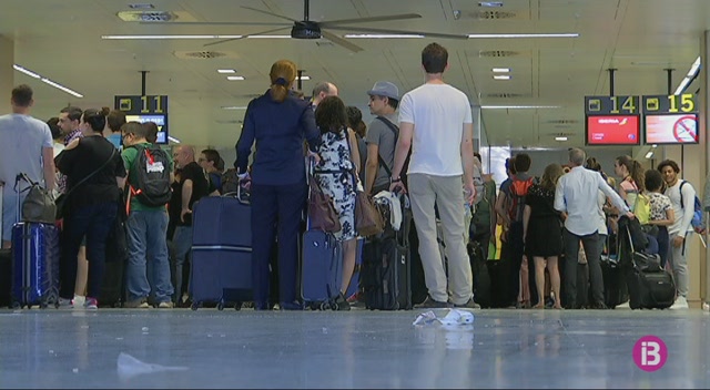 El fems s’acumulen a l’Aeroport d’Eivissa