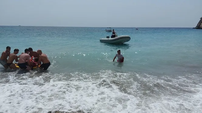 Evacuen un turista francès ferit d’una cama practicant esquí-surf a la platja Sol d’en Serra, a Santa Eulària