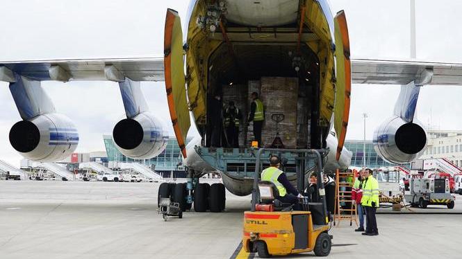 Arriba un segon avió a Palma amb 17 tones de material sanitari