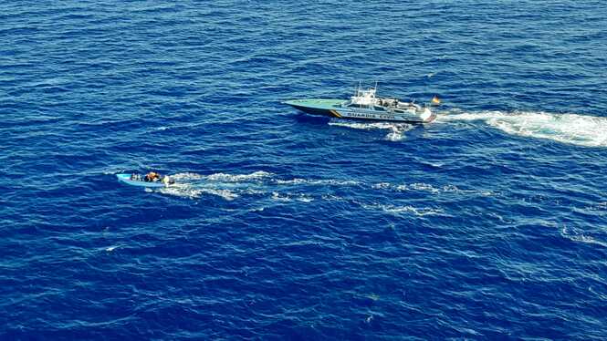 Tres pasteres avui, l’última amb 10 persones a bord a la platja des Cavallet d’Eivissa