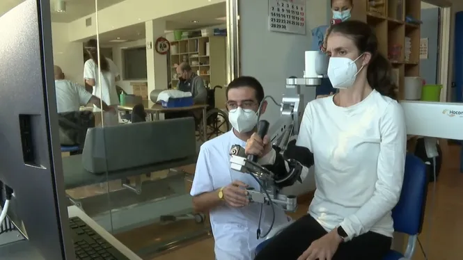 Un braç robòtic converteix la rehabilitació en un joc