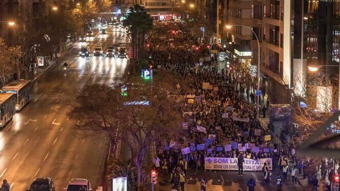 Multitudin%C3%A0ria+manifestaci%C3%B3+unit%C3%A0ria+contra+el+masclisme+i+la+desigualtat