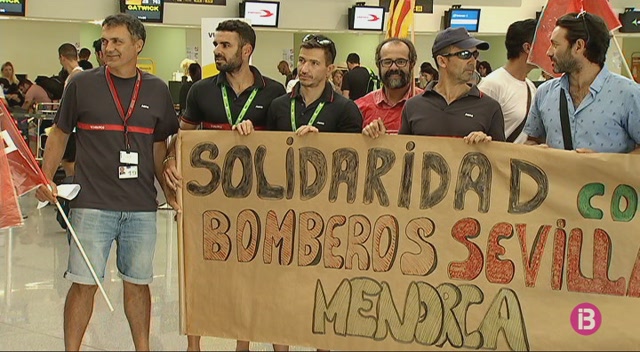 Els+treballadors+d%E2%80%99AENA+a+l%E2%80%99aeroport+de+Menorca+donen+suport+als+bombers+en+vaga+a+Sevilla