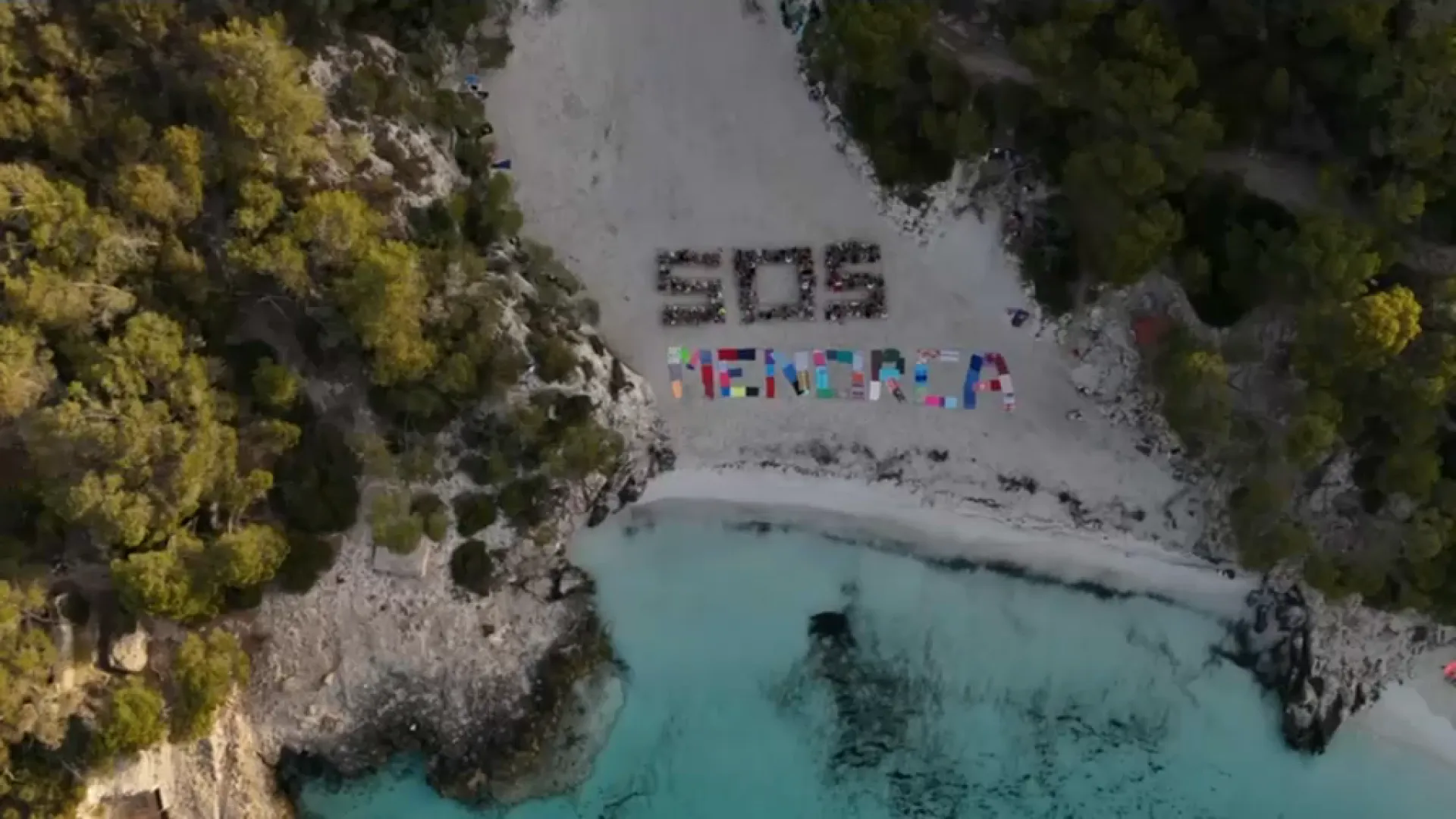 Bloquegen l’aparcament de Cala en Turqueta en protesta per la saturació turística a Menorca