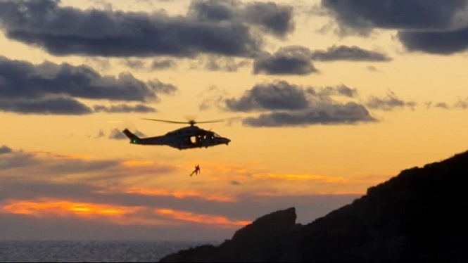 L’helicòpter de Salvament Marítim sorprèn els veïnats de Sant Elm
