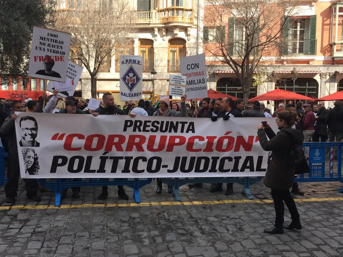 Més d’un centenar d’afectats pel cas Cursach s’han manifestat avui davant Cort