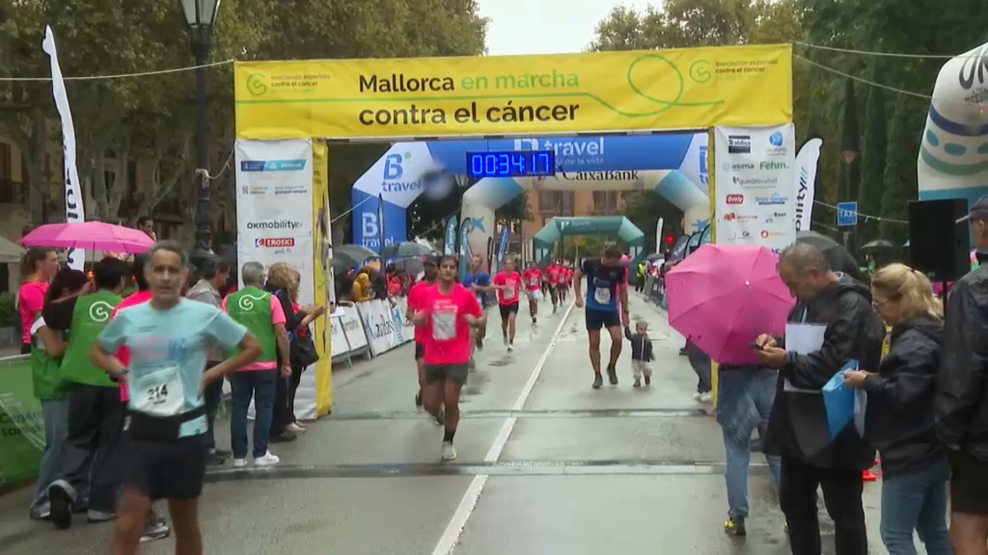 Ni la pluja atura la X Marxa Contra el Càncer