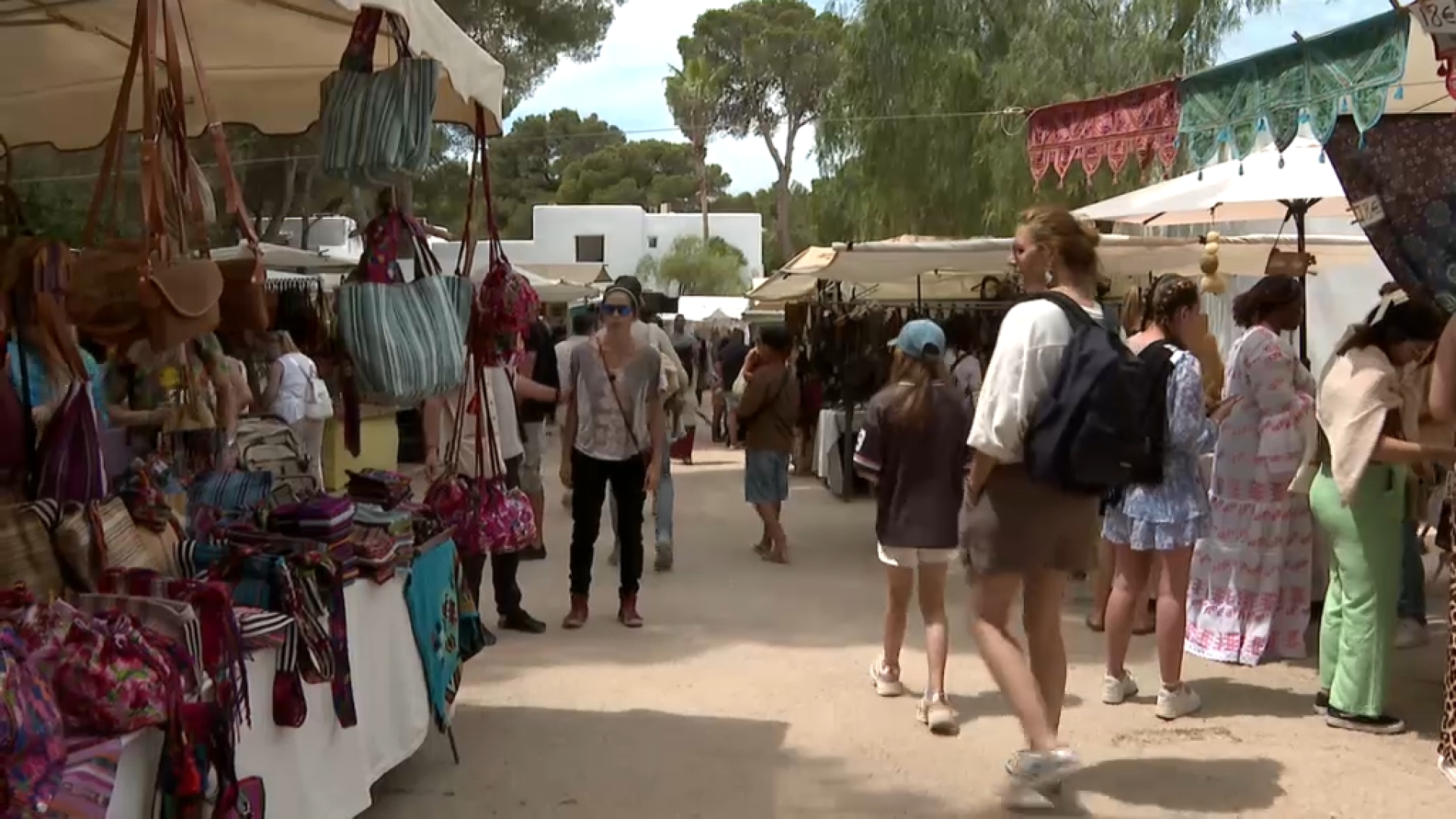 El mercadet hippy de Punta Arabí reobri amb reformes