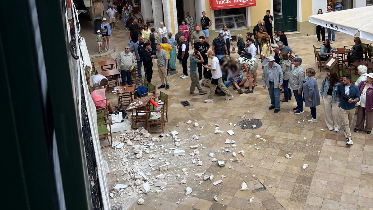 Tres ferides per un despreniment d’una cornisa a Ciutadella