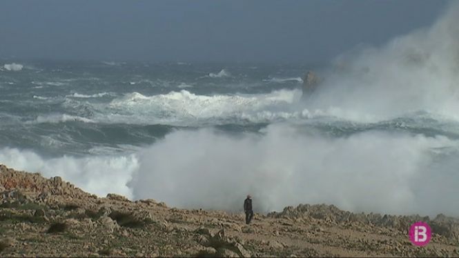 Temporal+de+Tramuntana%3A+Menorca+incomunicada+per+mar%2C+ones+de+9+metres+i+ratxes+de+120+km%2Fh