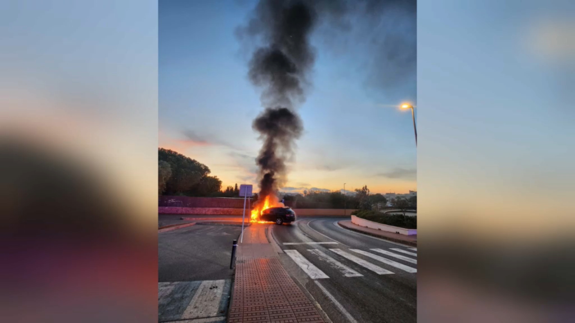 Talls de trànsit per un vehicle incendiat a Can Blai