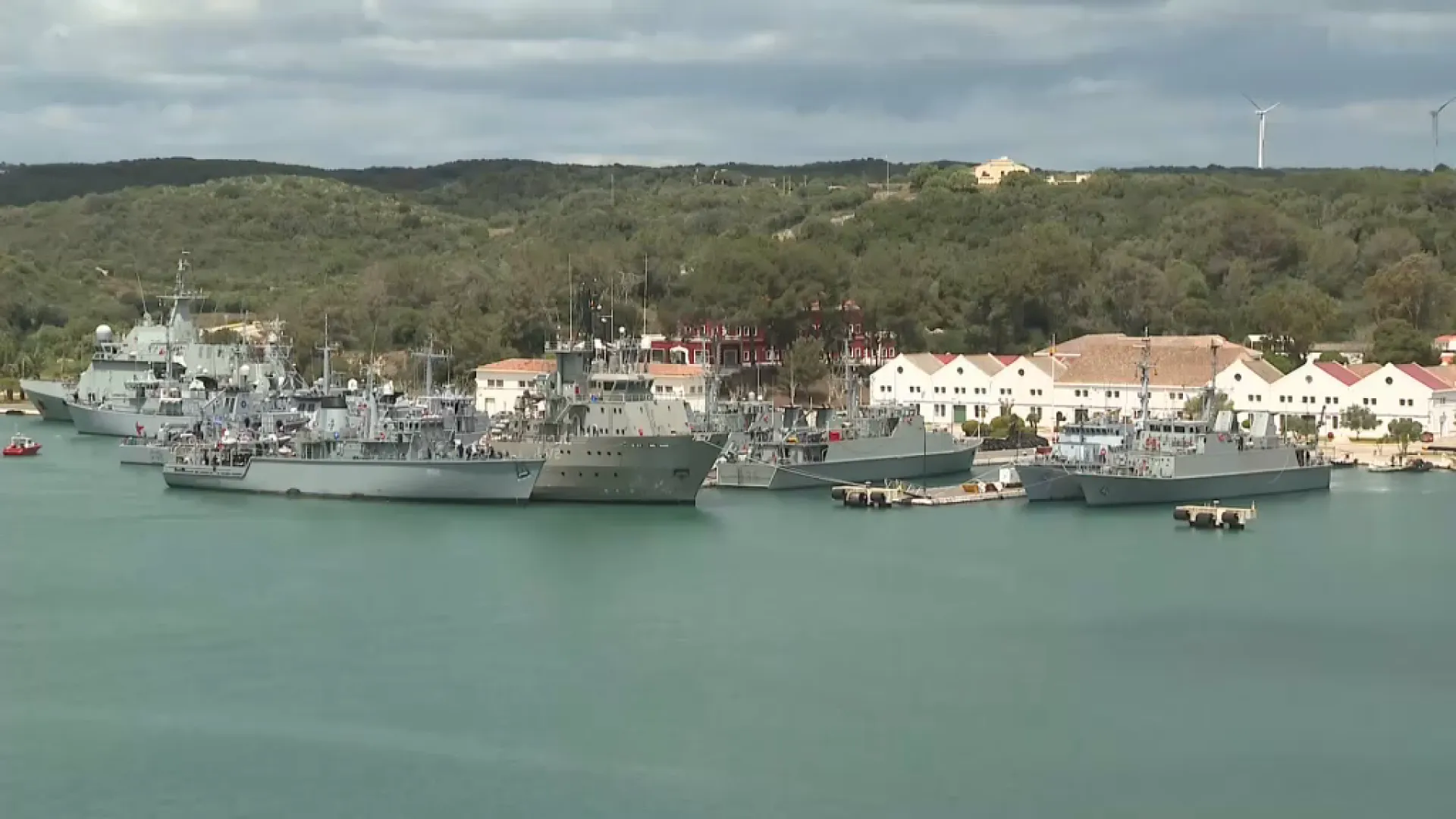 Els 12 vaixells de l’OTAN ja són al port de Maó, enmig del debat polític i social