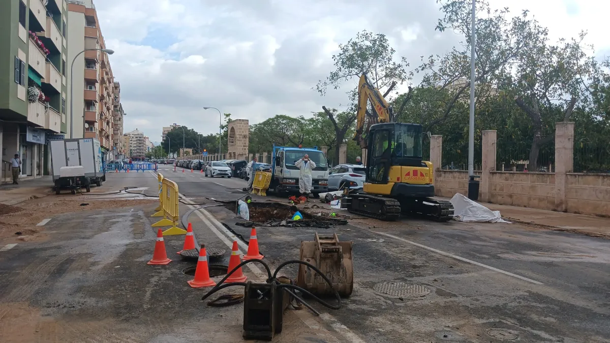 Romp una canonada d’aigua i provoca un gran forat enmig el carrer Manuel Azaña de Palma
