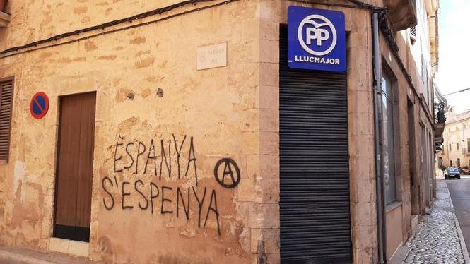 El PP de Llucmajor denuncia una pintada a la façana de la seva seu que posa “Espanya s’espenya”