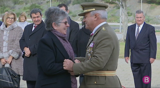 Dos treballadors de recintes militars de Menorca reben la creu blanca al mèrit militar