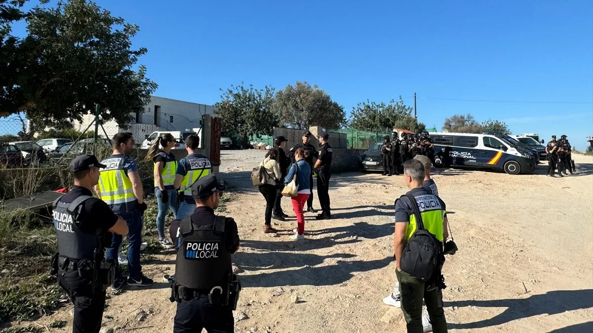 Desallotgen un assentament amb caravanes i infrahabitatges a l’antic hotel Rustic a Eivissa