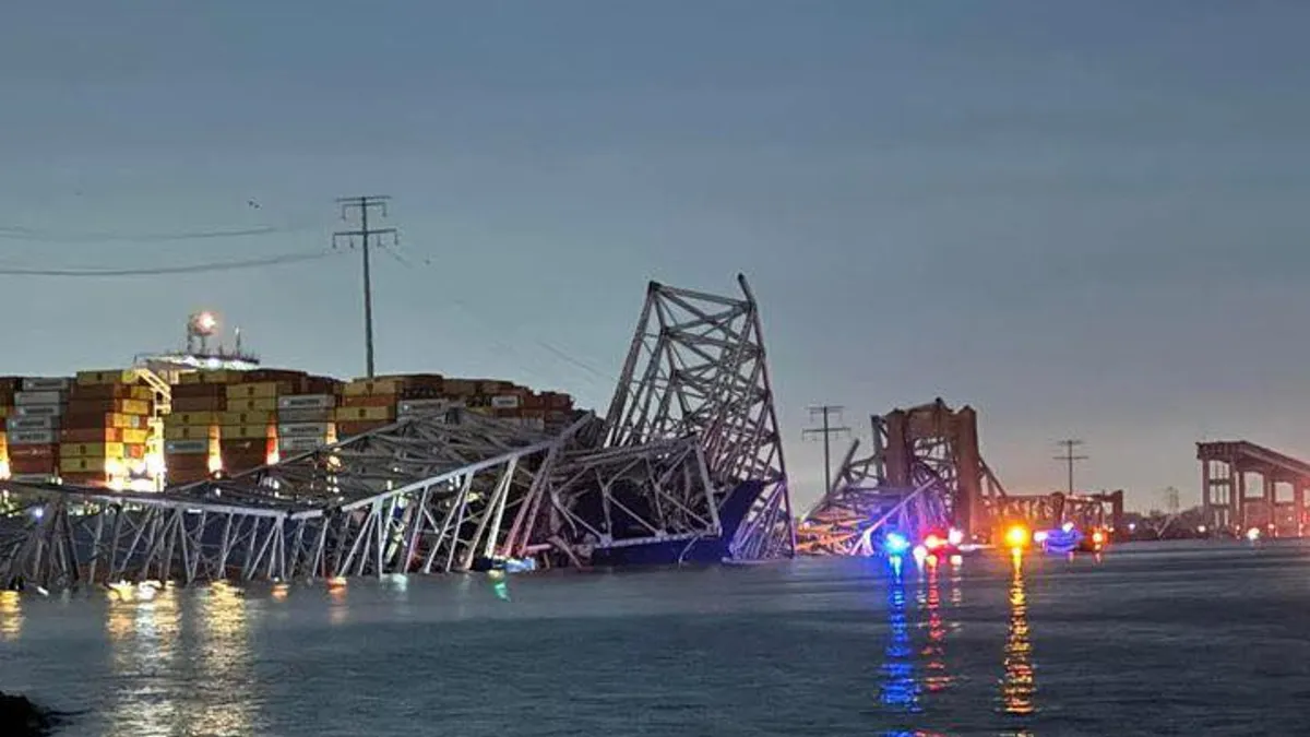 Cerquen més d’una vintena de desapareguts després de l’esfondrament d’un pont a Baltimore, als EUA