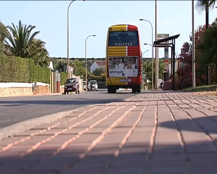 Les urbanitzacions menorquines comencen temporada sense disposar de servei d’autobús