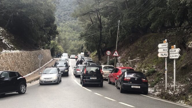 Col·lapse de cotxes a Escorca arran dels talls a la carretera de la Serra
