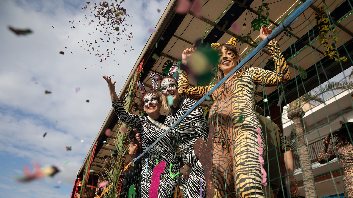 Les rues de Carnaval inunden de color i enginy els carrers de les illes