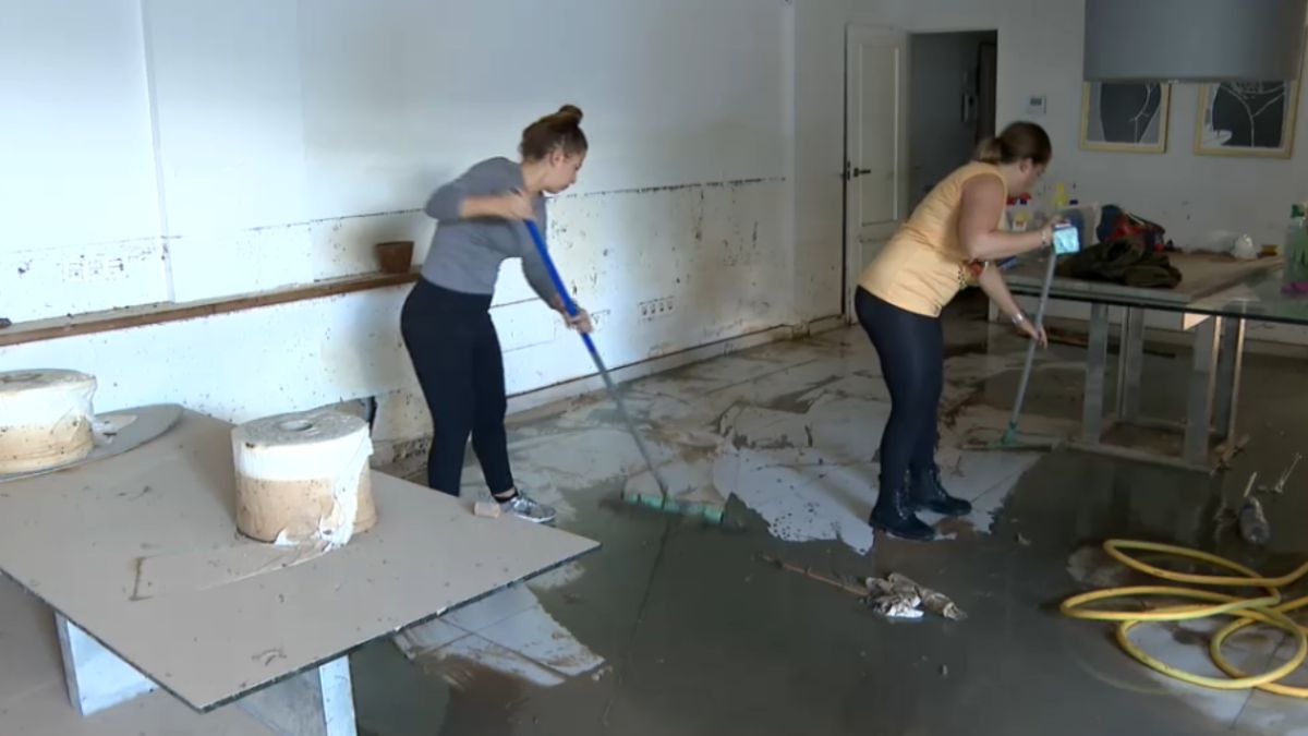 Vesins que viuen al costat de sa Llavanera, sense encara poder tornar a casa, quan farà un mes de les inundacions