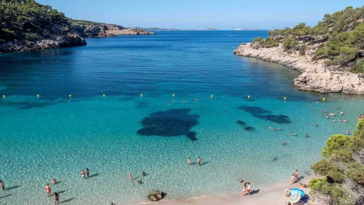 Continua crític el jove que va botar a la mar i impactar contra unes roques a Eivissa