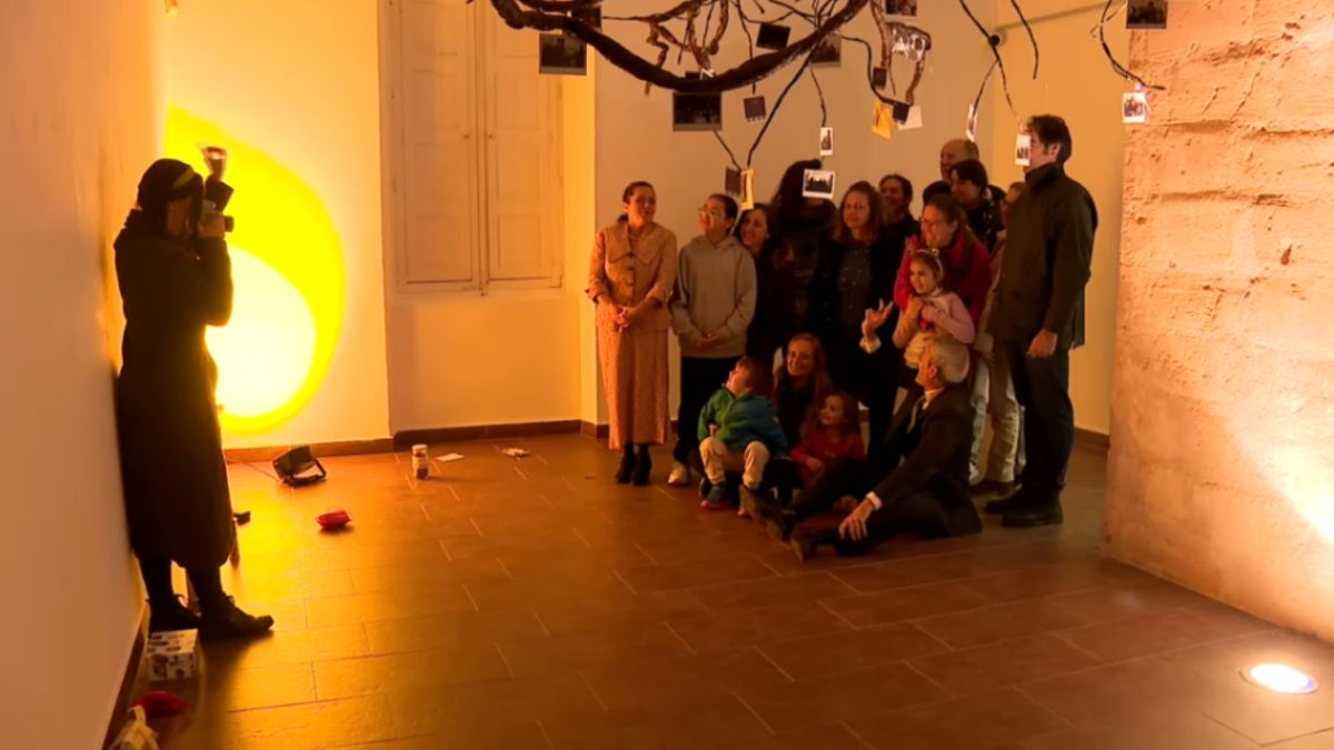 L’espectacle “Vincles” converteix el Far de Ses Coves Blanques en un laberint de la història humana