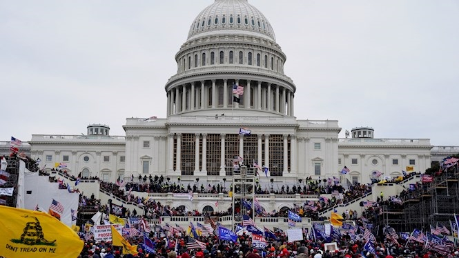 Caos al Capitoli dels Estats Units: els partidaris de Trump irrompen a la seu del poder legislatiu