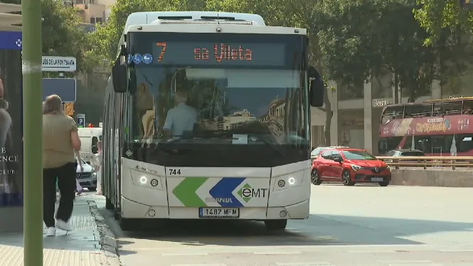 L’EMT suprimeix 12 serveis diaris per la retirada dels autobusos articulats