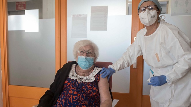 Menorca ja té les primeres persones immunitzades contra la covid després de rebre la segona dosi