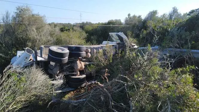 Ferida greu després d’un xoc frontal entre un cotxe i un camió a Menorca